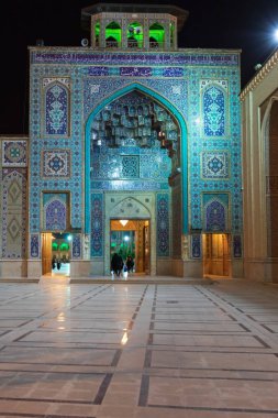 Iran İslam Cumhuriyeti. Shiraz. Şah Cheragh, kutsal tapınak ve hac yeri. Mezar anıt ve Camii. Şii Müslümanlar olduğu için zulüm kardeşler mezarlar.