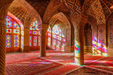 Iran İslam Cumhuriyeti. Shiraz. Nasır el-mülk Camii, pembe cami şah Cheragh Camii yakınına Gawd-i Araban çeyreğinde yer. Panj Kse, Tasarım 