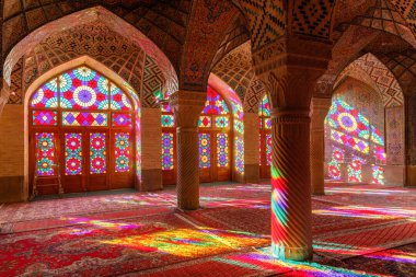 Iran İslam Cumhuriyeti. Shiraz. Nasır el-mülk Camii, pembe cami şah Cheragh Camii yakınına Gawd-i Araban çeyreğinde yer. Panj Kse, Tasarım 