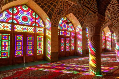 Iran İslam Cumhuriyeti. Shiraz. Nasır el-mülk Camii, pembe cami şah Cheragh Camii yakınına Gawd-i Araban çeyreğinde yer. Panj Kse, Tasarım 