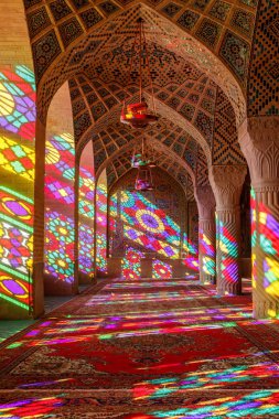 Iran İslam Cumhuriyeti. Shiraz. Nasır el-mülk Camii, pembe cami şah Cheragh Camii yakınına Gawd-i Araban çeyreğinde yer. Panj Kse, Tasarım 