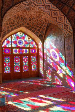 Iran İslam Cumhuriyeti. Shiraz. Nasır el-mülk Camii, pembe cami şah Cheragh Camii yakınına Gawd-i Araban çeyreğinde yer. Panj Kse, Tasarım 