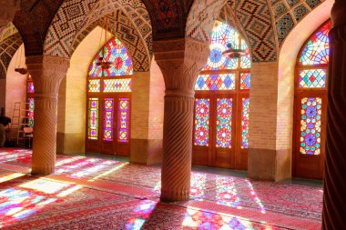 Iran İslam Cumhuriyeti. Shiraz. Nasır el-mülk Camii, pembe cami şah Cheragh Camii yakınına Gawd-i Araban çeyreğinde yer. Panj Kse, Tasarım 