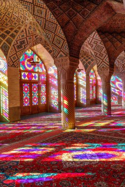 Iran İslam Cumhuriyeti. Shiraz. Nasır el-mülk Camii, pembe cami şah Cheragh Camii yakınına Gawd-i Araban çeyreğinde yer. Panj Kse, Tasarım 