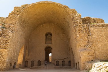 Iran.Fars İslam Cumhuriyeti eyaleti. Murdestan.Atashkadeh. yakınındaki antik şehir Gor. Palace, Sünnilik Papakan (Atash-kadeh). Reklam 224 inşa kale kalıntıları.