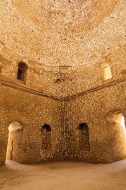 Iran.Fars İslam Cumhuriyeti eyaleti. Murdestan.Atashkadeh. yakınındaki antik şehir Gor. Palace, Sünnilik Papakan (Atash-kadeh). Reklam 224 inşa kale kalıntıları.