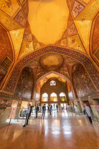 Iran İslam Cumhuriyeti. Isfahan. Çehel Sotoun, ayrıca Chihil Sutun, Çehel Sotoon, kırk sütun, bir havuz sonu Park'ta bir köşk. Görkemli resepsiyonlar için yer olarak Şah Abbas II tarafından inşa. 06 Mart 2018