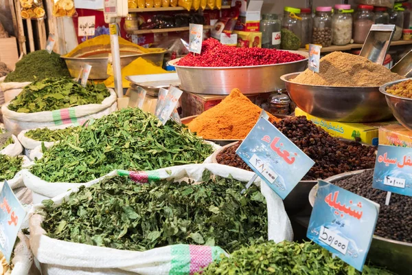 Iran İslam Cumhuriyeti. Isfahan Çarşısı yanı. Satılık yenilebilir şeyler. Meyve, sebze, baharatlar. 06 Mart 2018