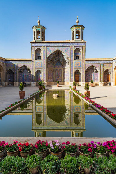 Исламская Республика Иран. Шираз. Мечеть Насир аль-Мульк, Розовая мечеть, расположенная в квартале Гауд-и-Арабан, недалеко от мечети Шах-Черах
.