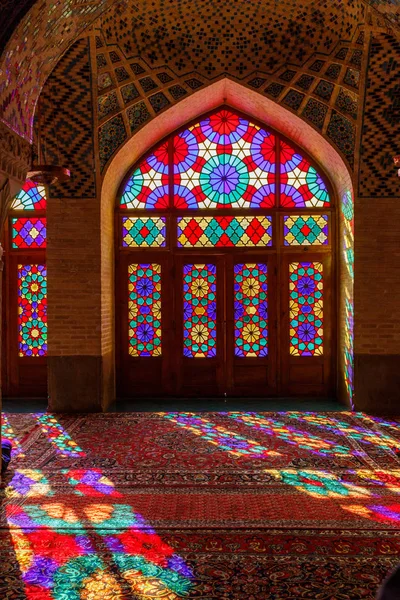 Iran İslam Cumhuriyeti. Shiraz. Nasır el-mülk Camii, pembe cami şah Cheragh Camii yakınına Gawd-i Araban çeyreğinde yer. Panj Kse, Tasarım 