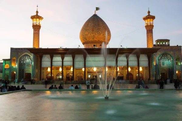 Iran İslam Cumhuriyeti. Shiraz. Şah Cheragh, kutsal tapınak ve hac yeri. Mezar anıt ve Camii. Şii Müslümanlar olduğu için zulüm kardeşler mezarlar.