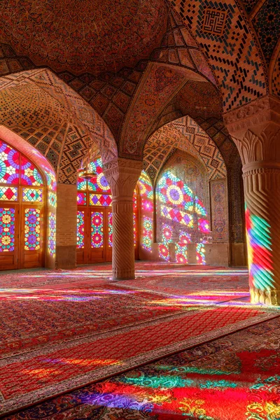 Iran İslam Cumhuriyeti. Shiraz. Nasır el-mülk Camii, pembe cami şah Cheragh Camii yakınına Gawd-i Araban çeyreğinde yer. Panj Kse, Tasarım 