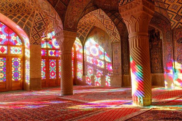 Iran İslam Cumhuriyeti. Shiraz. Nasır el-mülk Camii, pembe cami şah Cheragh Camii yakınına Gawd-i Araban çeyreğinde yer. Panj Kse, Tasarım 