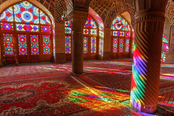 Iran İslam Cumhuriyeti. Shiraz. Nasır el-mülk Camii, pembe cami şah Cheragh Camii yakınına Gawd-i Araban çeyreğinde yer. Panj Kse, Tasarım 