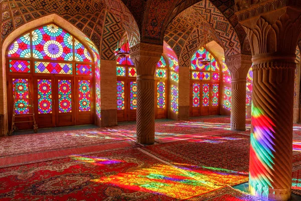 Iran İslam Cumhuriyeti. Shiraz. Nasır el-mülk Camii, pembe cami şah Cheragh Camii yakınına Gawd-i Araban çeyreğinde yer. Panj Kse, Tasarım 