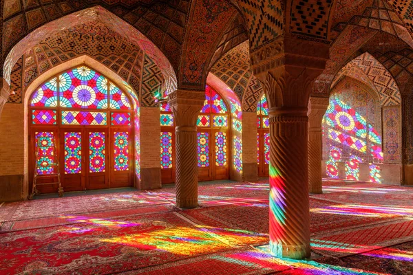 Iran İslam Cumhuriyeti. Shiraz. Nasır el-mülk Camii, pembe cami şah Cheragh Camii yakınına Gawd-i Araban çeyreğinde yer. Panj Kse, Tasarım 