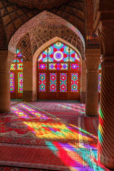 Iran İslam Cumhuriyeti. Shiraz. Nasır el-mülk Camii, pembe cami şah Cheragh Camii yakınına Gawd-i Araban çeyreğinde yer. Panj Kse, Tasarım 
