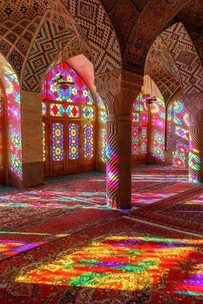 Iran İslam Cumhuriyeti. Shiraz. Nasır el-mülk Camii, pembe cami şah Cheragh Camii yakınına Gawd-i Araban çeyreğinde yer. Panj Kse, Tasarım 