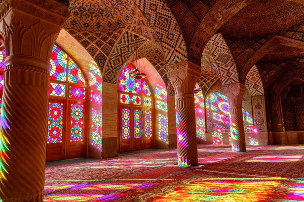 Iran İslam Cumhuriyeti. Shiraz. Nasır el-mülk Camii, pembe cami şah Cheragh Camii yakınına Gawd-i Araban çeyreğinde yer. Panj Kse, Tasarım 