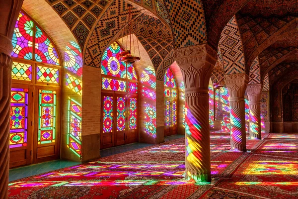 Iran İslam Cumhuriyeti. Shiraz. Nasır el-mülk Camii, pembe cami şah Cheragh Camii yakınına Gawd-i Araban çeyreğinde yer. Panj Kse, Tasarım 