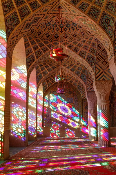 Iran İslam Cumhuriyeti. Shiraz. Nasır el-mülk Camii, pembe cami şah Cheragh Camii yakınına Gawd-i Araban çeyreğinde yer. Panj Kse, Tasarım 