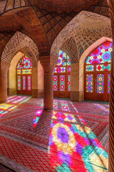 Iran İslam Cumhuriyeti. Shiraz. Nasır el-mülk Camii, pembe cami şah Cheragh Camii yakınına Gawd-i Araban çeyreğinde yer. Panj Kse, Tasarım 
