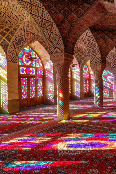 Iran İslam Cumhuriyeti. Shiraz. Nasır el-mülk Camii, pembe cami şah Cheragh Camii yakınına Gawd-i Araban çeyreğinde yer. Panj Kse, Tasarım 