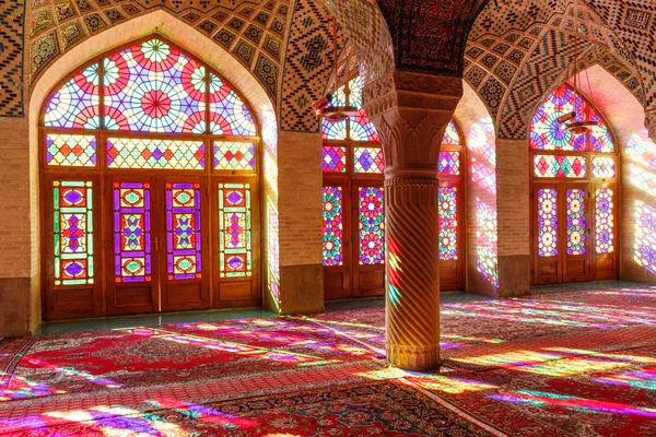 Iran İslam Cumhuriyeti. Shiraz. Nasır el-mülk Camii, pembe cami şah Cheragh Camii yakınına Gawd-i Araban çeyreğinde yer. Panj Kse, Tasarım 