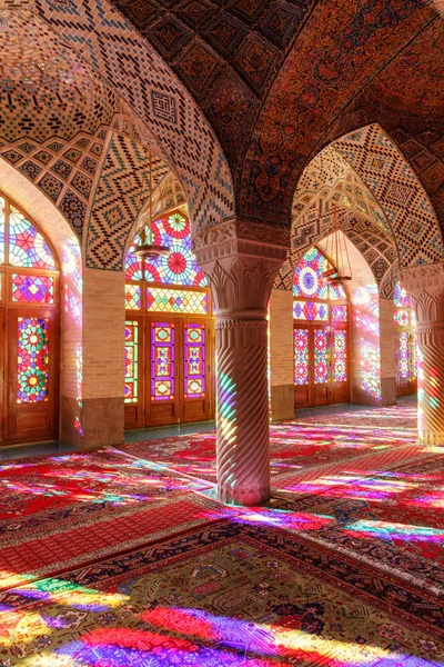 Iran İslam Cumhuriyeti. Shiraz. Nasır el-mülk Camii, pembe cami şah Cheragh Camii yakınına Gawd-i Araban çeyreğinde yer. Panj Kse, Tasarım 