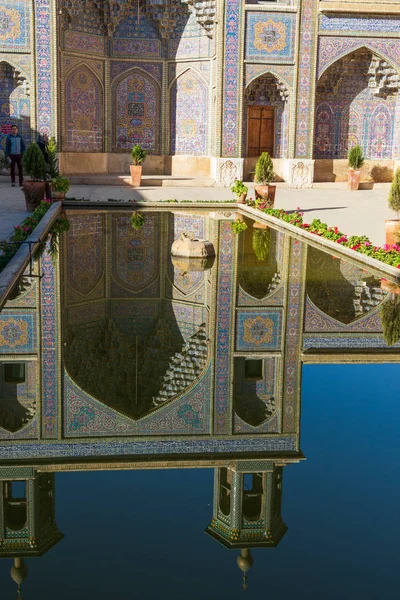 イスラム教共和国のイラン シラーズ ナシル ムルク モスク複合の外観 外部の中庭 プールを反映しています 2018 — ストック写真