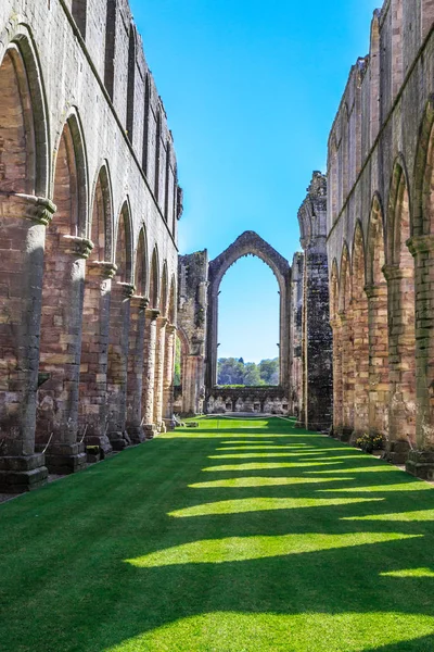 İngiltere'de, North Yorkshire, Ripon. Çeşmeler Abbey, Studley Royal. UNESCO dünya mirası. Milli güven, Cistercian Manastırı. Kilise kalıntıları NEF doğru.