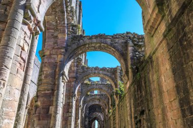 İngiltere'de, North Yorkshire, Ripon. Çeşmeler Abbey, Studley Royal. UNESCO dünya mirası. Milli güven, Cistercian Manastırı. Kilise Abbey kemerleri kalıntıları.