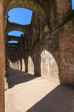 İngiltere'de, North Yorkshire, Ripon. Çeşmeler Abbey, Studley Royal. UNESCO dünya mirası. Milli güven, Cistercian Manastırı. Kilise Abbey kemerleri kalıntıları.