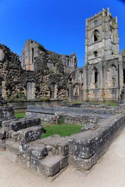 İngiltere'de, North Yorkshire, Ripon. Çeşmeler Abbey, Studley Royal. UNESCO dünya mirası. Milli güven, Cistercian Manastırı. Abbey Kilisesi ve Kulesi kalıntıları.
