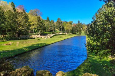İngiltere'de, North Yorkshire, Ripon. Çeşmeler Abbey, Studley Royal. UNESCO dünya mirası. Milli güven, Cistercian Manastırı. Nehir evsiz, sürpriz görünümü.
