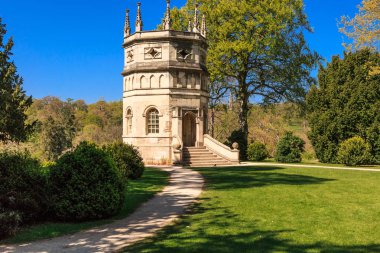 İngiltere'de, North Yorkshire, Ripon. Çeşmeler Abbey, Studley Royal. UNESCO dünya mirası. Milli güven, Cistercian Manastırı. Kalıntıları, pinnacled sekizgen Kulesi.