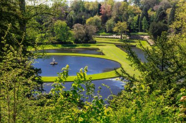 İngiltere'de, North Yorkshire, Ripon. Çeşmeler Abbey, Studley Royal. UNESCO tarafından. Cistercian Manastırı. Alanları ve Su parkının ağaçları.