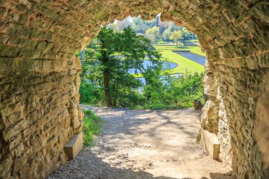 İngiltere'de, North Yorkshire, Ripon. Çeşmeler Abbey, Studley Royal. UNESCO dünya mirası. Milli güven, Cistercian Manastırı. Tünel toprak yürüyüş su Garden yakınındaki kalıntıları.