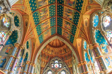 İngiltere'de, North Yorkshire, Ripon. Çeşmeler Abbey, Studley Royal. UNESCO dünya mirası. Milli güven, Cistercian Manastırı. Victoria Gotik Revival Aziz Meryem Kilisesi. İç Şapel. 2017-05-03