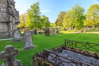 İngiltere'de, North Yorkshire, Wharfedale, Bolton Abbey, Bolton tarikat. Alanları ve 12. yüzyıl Augustinerinnen manastır kalıntıları. Graves.