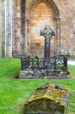 North Yorkshire, İngiltere'de Wharfedale, Bolton Abbey. Alanları ve 12. yüzyıl Augustinerinnen manastır kalıntıları. Mezar taşları. 