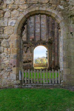 İngiltere'de, North Yorkshire, Wharfedale, Bolton Abbey, Bolton tarikat. Alanları ve 12. yüzyıl Augustinerinnen manastır kalıntıları. Kemerli kilise içine. 