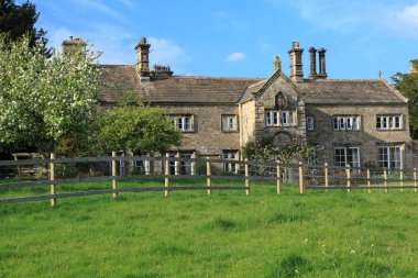 İngiltere'de, North Yorkshire, Wharfedale, Bolton Abbey, Bolton tarikat. Alanları ve 12. yüzyıl Augustinerinnen manastır kalıntıları. Bolton Hall, bucak. 2017-05-03
