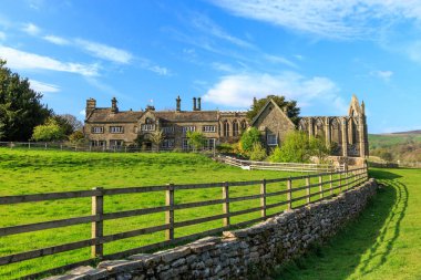 İngiltere'de, North Yorkshire, Wharfedale, Bolton Abbey, Bolton tarikat. Alanları ve 12. yüzyıl Augustinerinnen manastır kalıntıları. Nehir Wharfe.