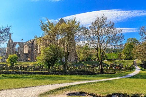 North Yorkshire, İngiltere'de Wharfedale, Bolton Abbey. Alanları ve 12. yüzyıl Augustinerinnen manastır kalıntıları. 
