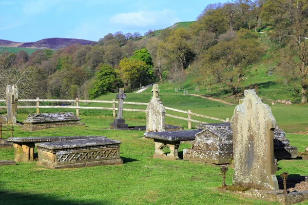 イギリス ノース ヨークシャー ワーフデール ボルトン修道院 ボルトン修道院 庭園と 世紀のアウグスティヌス修道院の遺跡 墓の石 — ストック写真
