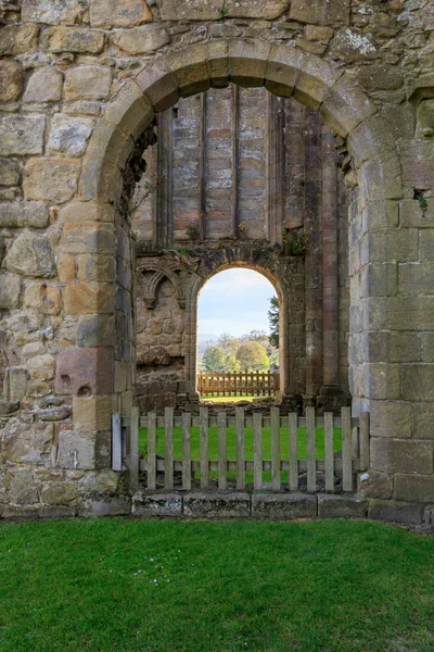 英格兰 北约克郡 沃夫代尔 博尔顿修道院 博尔顿修道院 12世纪奥古斯丁修道院的遗址和遗迹 通往教会的拱门 — 图库照片