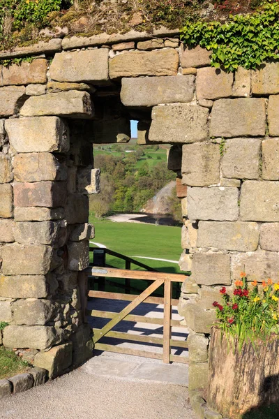 イギリス ノース ヨークシャー ワーフデール ボルトン修道院 ボルトン修道院 庭園と 世紀のアウグスティヌス修道院の遺跡 近く川ホウォーフ川 石の谷に入口を壁します — ストック写真