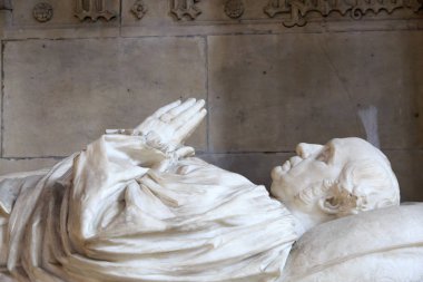 Yorkshire, İngiltere'de York. İngiliz Gotik tarzı Katedrali ve Metropolitical Aziz Peter Kilisesi York veya York Minster. Mermer mezarlar koridorda. 2017-05-04