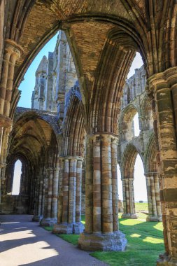 İngiltere'de, North Yorkshire, Whitby. Kuzey Denizi, East cliff. İngiliz Heritage site, Benedictine abbey, Whitby Abbey, manastır kalıntıları. İlham için erken İngiliz şair Caedmon ve Bram Stoker'ın gothic tale Drakula için.